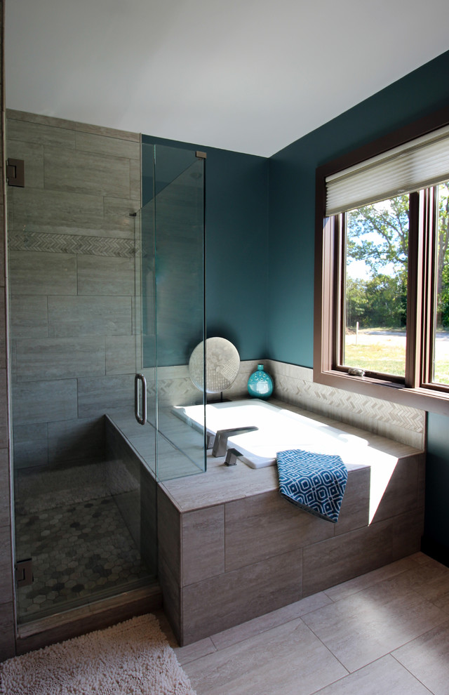 Bild på ett mellanstort funkis en-suite badrum, med ett hörnbadkar, en hörndusch, en toalettstol med hel cisternkåpa, vit kakel och keramikplattor