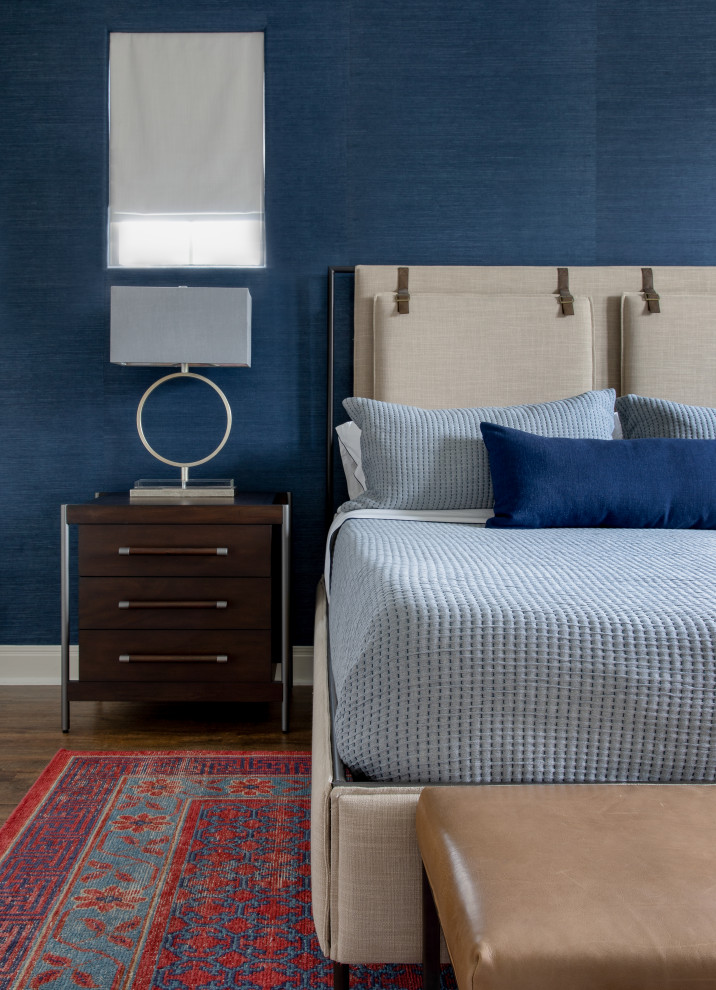 Großes Klassisches Hauptschlafzimmer mit blauer Wandfarbe und Tapetenwänden in Austin