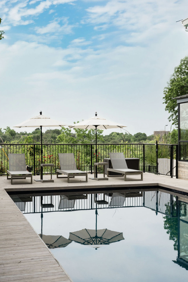 Transitional home design photo in Austin