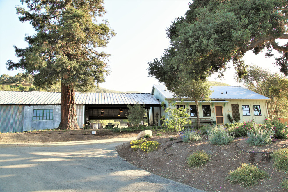 Kleines Country Haus mit grüner Fassadenfarbe, Blechdach, grauem Dach und Wandpaneelen in Santa Barbara