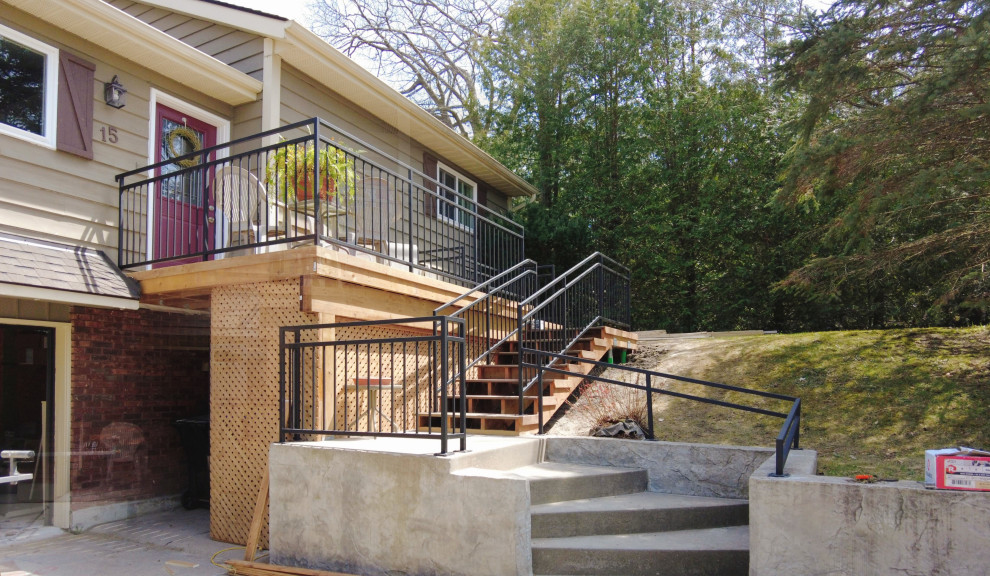 Esempio di una terrazza moderna di medie dimensioni e al primo piano con parapetto in metallo