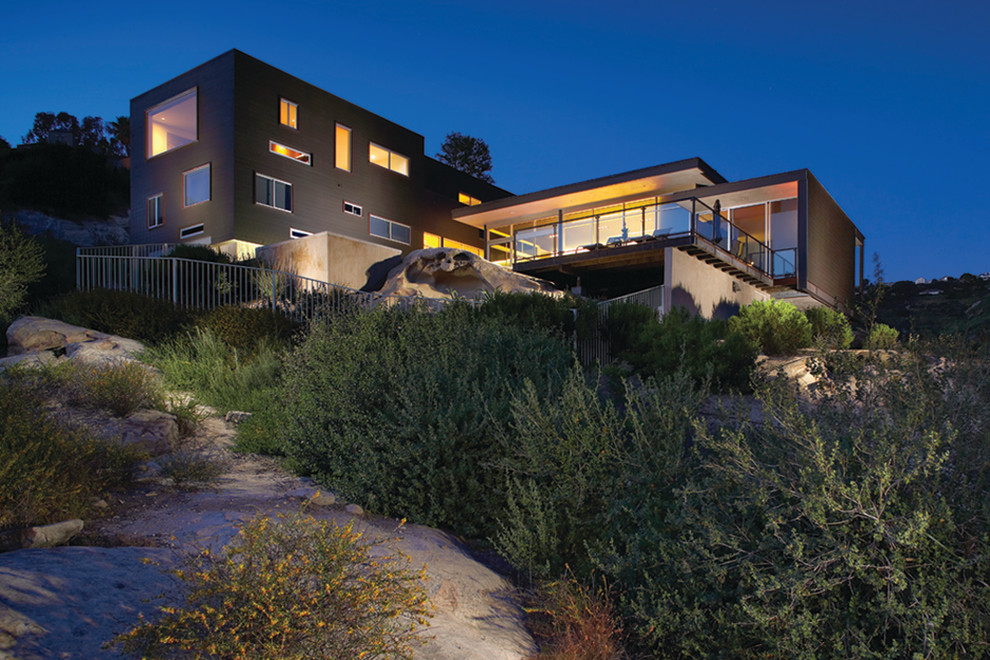 This is an example of a modern two-storey exterior in Los Angeles.