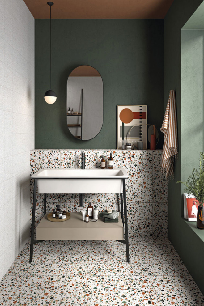 Foto på ett mellanstort funkis en-suite badrum, med öppna hyllor, vita skåp, flerfärgad kakel, travertinkakel, gröna väggar, marmorgolv, ett fristående handfat och flerfärgat golv
