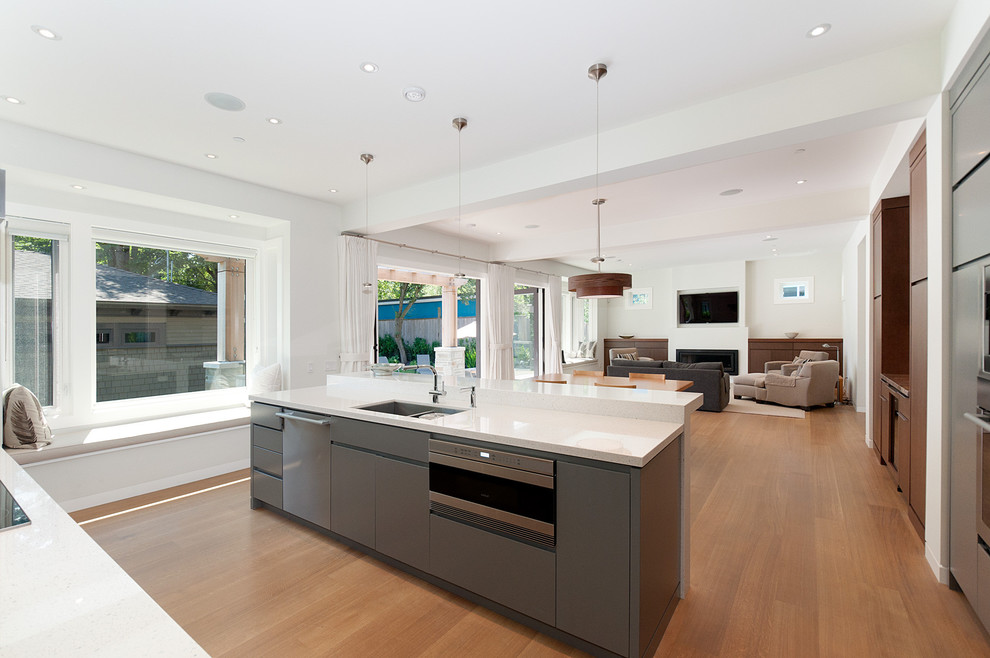 Contemporary open plan kitchen in Vancouver.