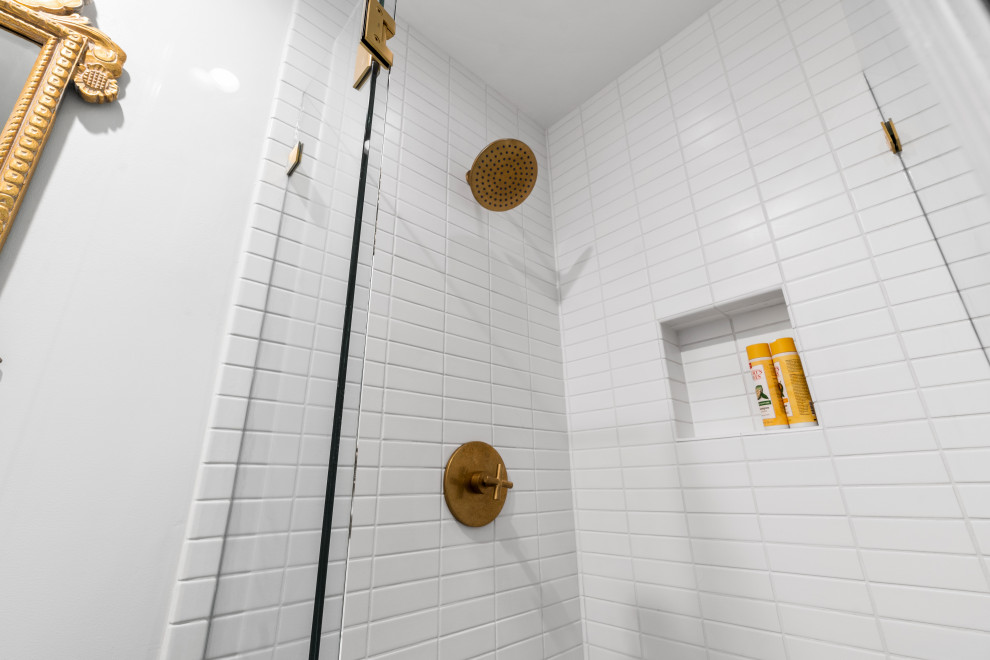 Idéer för att renovera ett litet lantligt badrum med dusch, med en hörndusch, en toalettstol med separat cisternkåpa, vit kakel, cementkakel, vita väggar, cementgolv, ett piedestal handfat, grått golv och dusch med gångjärnsdörr