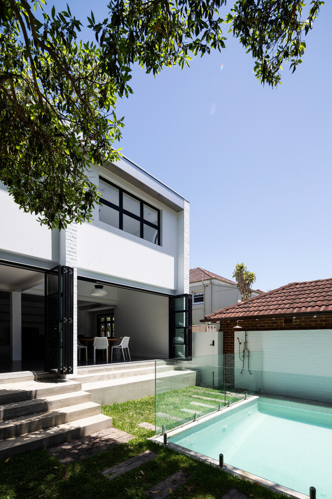 Стильный дизайн: двухэтажный, кирпичный частный загородный дом среднего размера в стиле модернизм - последний тренд