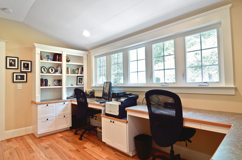 Photo of a traditional home office in Charleston.