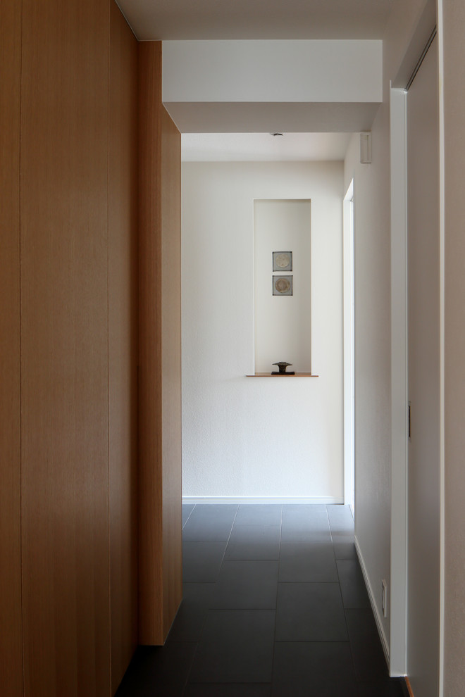 This is an example of a hallway in Tokyo Suburbs with white walls.