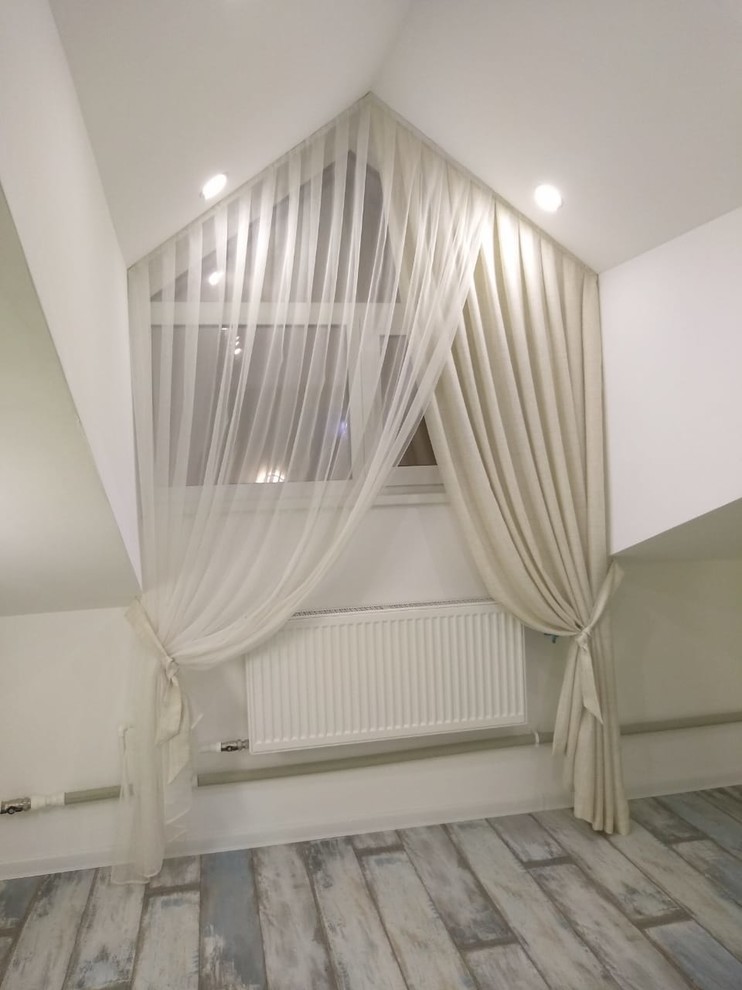 легкие шторы в двухуровневую квартиру