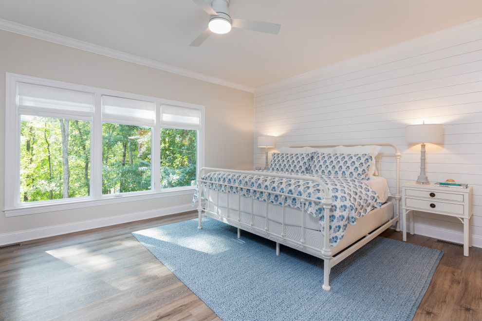 На фото: большая гостевая спальня (комната для гостей) в стиле неоклассика (современная классика) с серыми стенами, полом из ламината и серым полом с