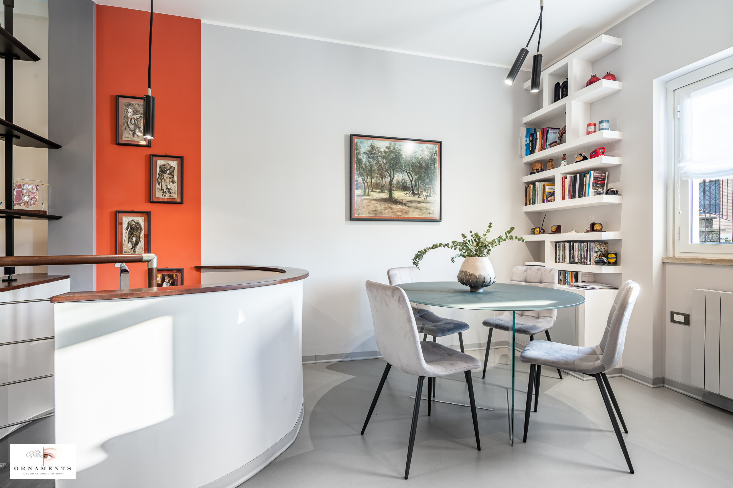 Le diverse funzioni di ingresso, sala da pranzo e soggiorno che convivono in un unico spazio di 35 mq., sono scandite dal nodo centrale della scala a chiocciola, dal colore, dall'illuminazione, dagli