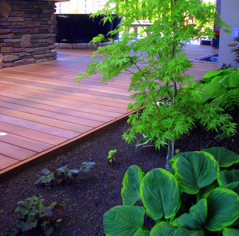 Photo of a modern backyard deck in Boise.