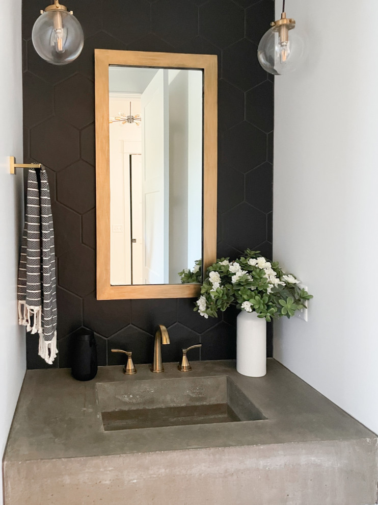 Exemple d'un WC et toilettes moderne de taille moyenne avec des portes de placard grises, un carrelage noir, des carreaux de céramique, un mur blanc, parquet clair, un lavabo intégré, un plan de toilette en béton, un sol beige, un plan de toilette gris et meuble-lavabo suspendu.