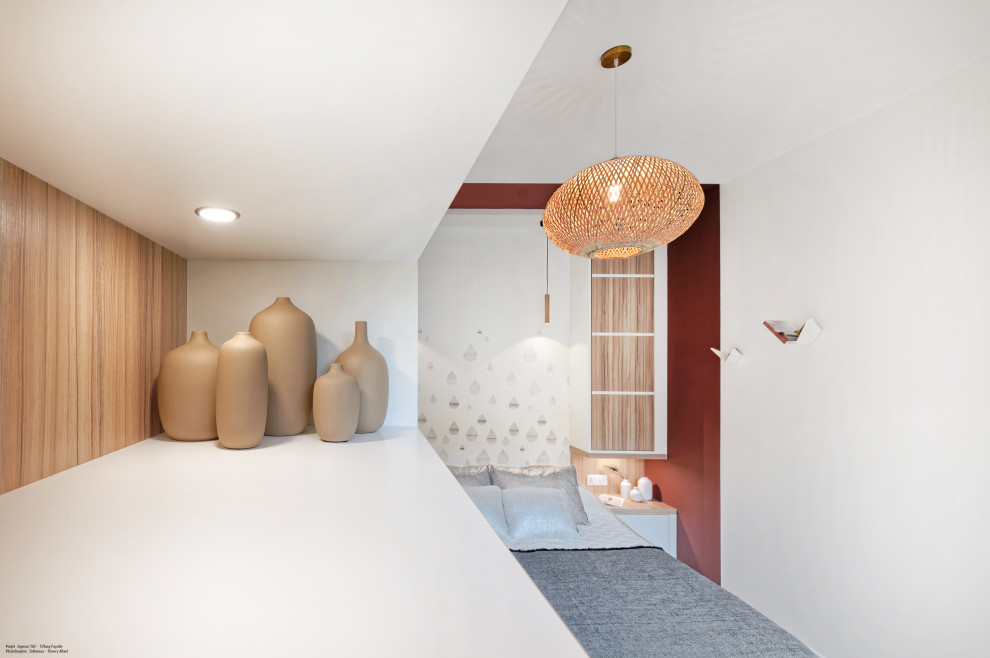 Idee per una piccola camera matrimoniale contemporanea con pareti rosse, pavimento in linoleum, nessun camino e pavimento beige