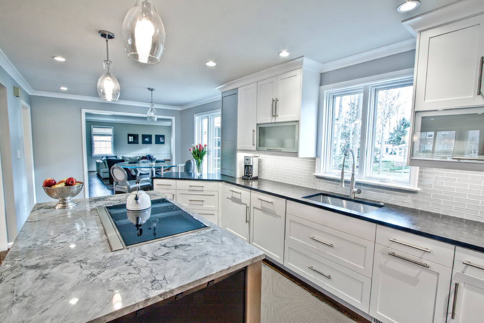 Kitchen - mid-sized transitional kitchen idea in Austin