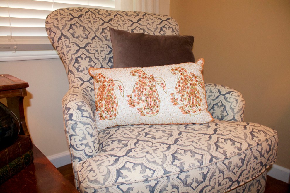Transitional home design photo in Atlanta