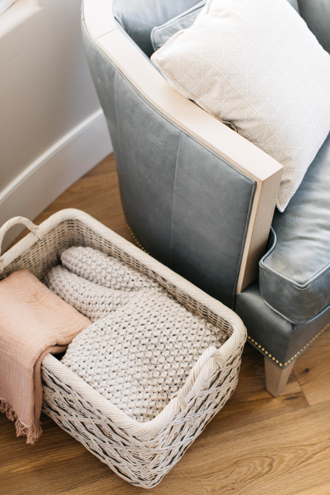 Inspiration pour une grande chambre parentale marine avec un mur blanc, un sol en bois brun, un sol marron et du lambris de bois.