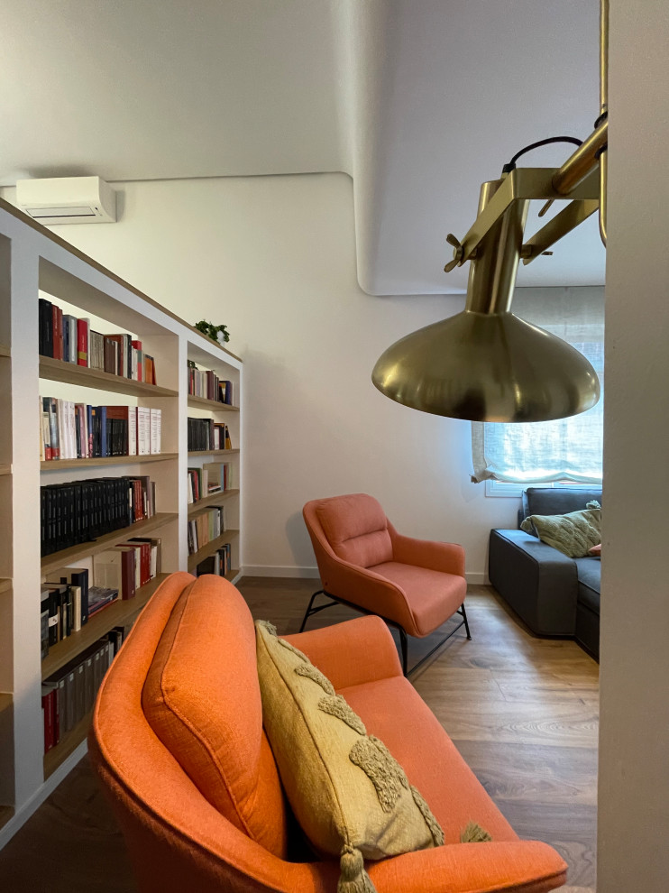 Idées déco pour une salle de séjour contemporaine de taille moyenne et ouverte avec une bibliothèque ou un coin lecture, un mur blanc et un sol en bois brun.