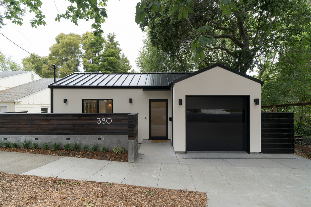 Zweistöckiges, Kleines Modernes Einfamilienhaus mit Satteldach, Putzfassade, beiger Fassadenfarbe, Blechdach und schwarzem Dach in San Francisco