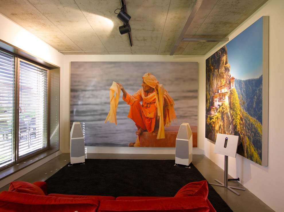 Kleines, Abgetrenntes Modernes Heimkino mit weißer Wandfarbe, Betonboden, Leinwand und grauem Boden in München