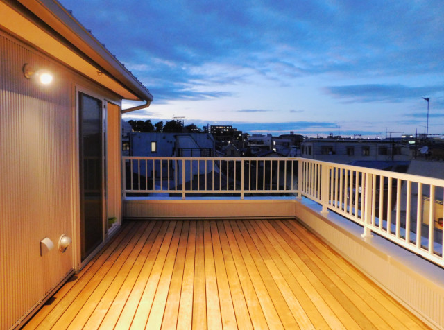 デッキ仕上げのルーフテラス moderno-terraza-y-balcon