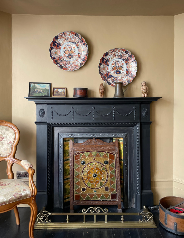 Cette image montre un salon craftsman de taille moyenne avec un mur multicolore, parquet peint, une cheminée standard, un manteau de cheminée en carrelage, un sol noir, un plafond en papier peint et du papier peint.