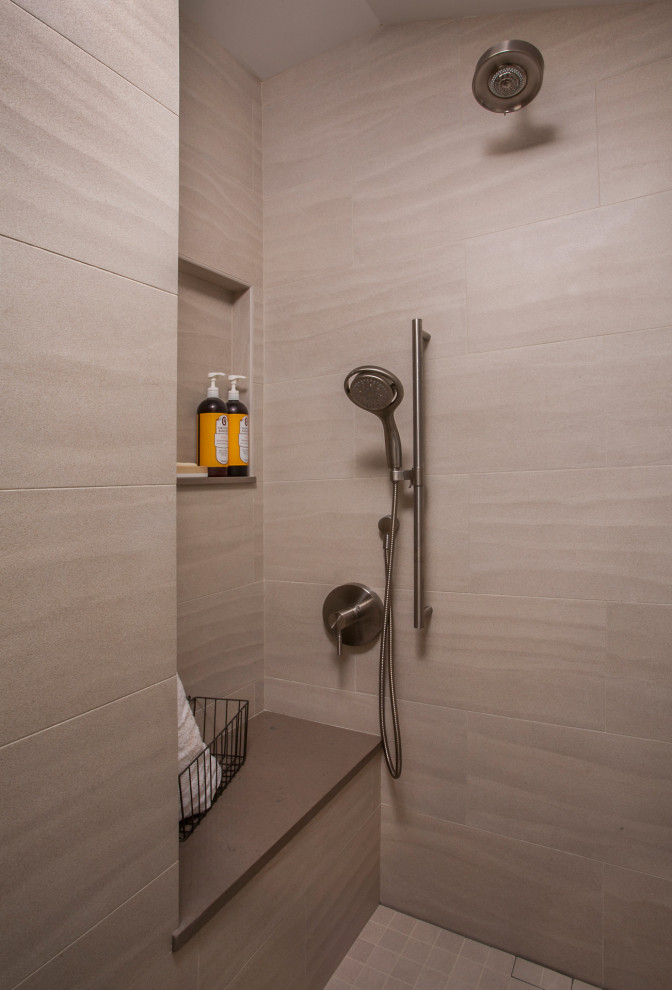 Example of a transitional home design design in Seattle