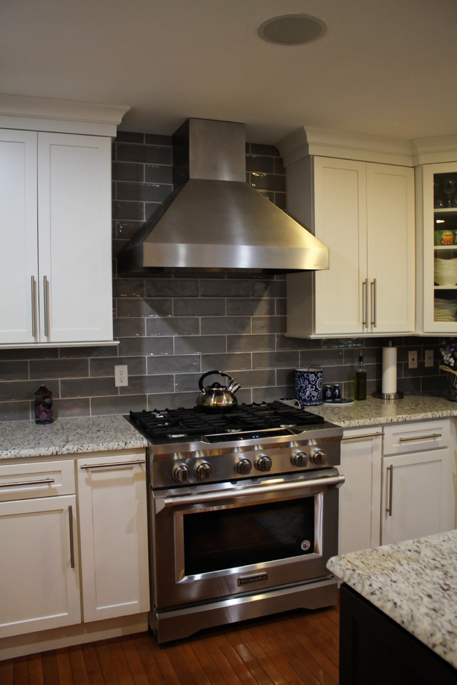 Kitchen - transitional kitchen idea