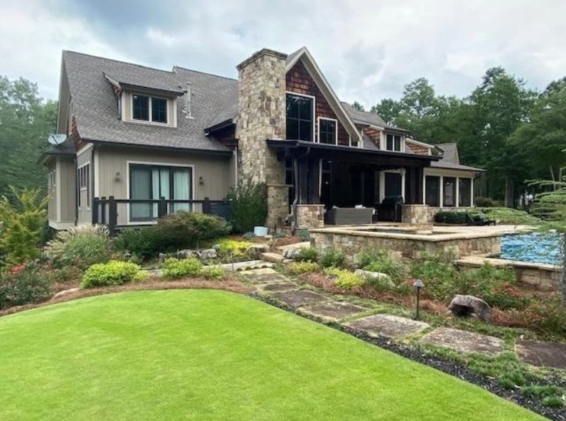 Transitional home design photo in Atlanta