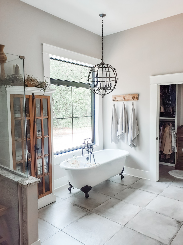 Exemple d'une salle de bain avec une baignoire sur pieds, un mur gris et un sol gris.
