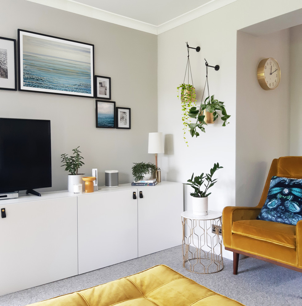 Inspiration för mellanstora moderna separata vardagsrum, med grå väggar, heltäckningsmatta, en fristående TV och beiget golv
