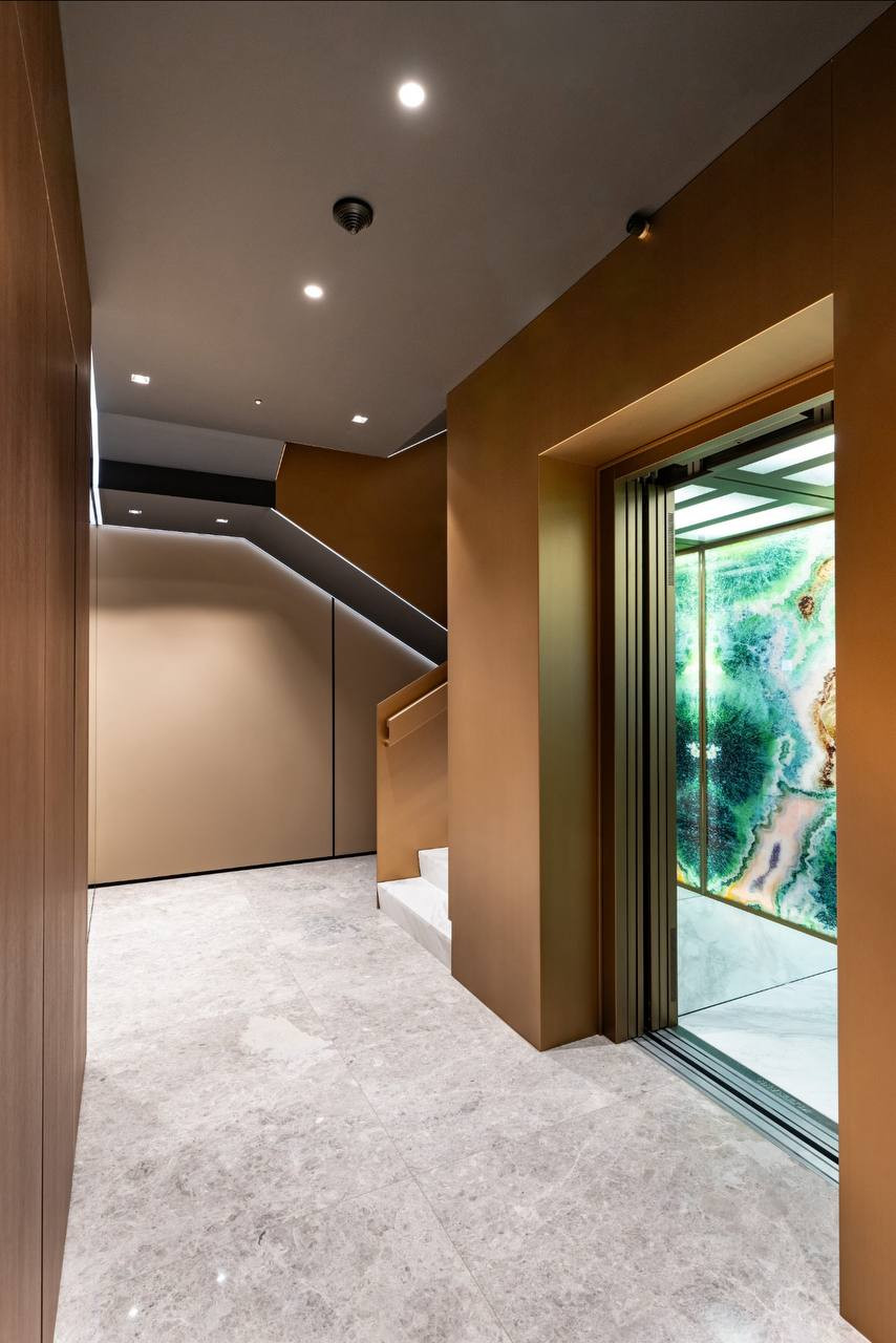 Обрамление металлом лифтового холла