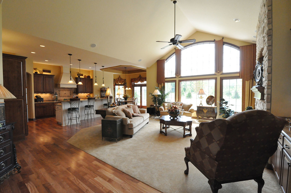 This is an example of a traditional family room in Milwaukee.