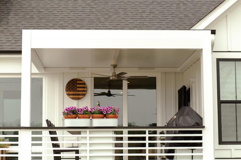 Стильный дизайн: маленькая пергола на террасе на заднем дворе, на первом этаже в классическом стиле с летней кухней и металлическими перилами для на участке и в саду - последний тренд