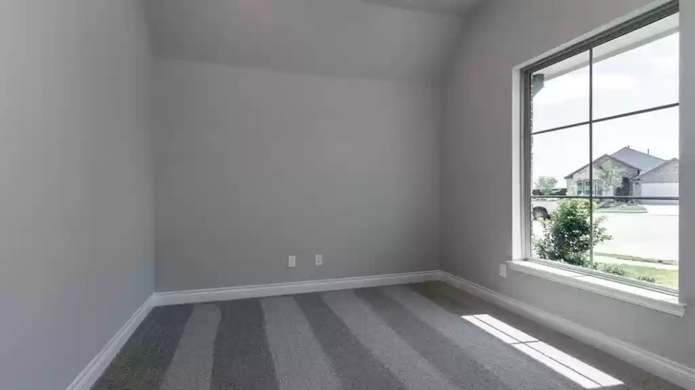 Immagine di un piccolo ufficio minimalista con pareti grigie, pavimento con piastrelle in ceramica, nessun camino, scrivania autoportante e pavimento grigio