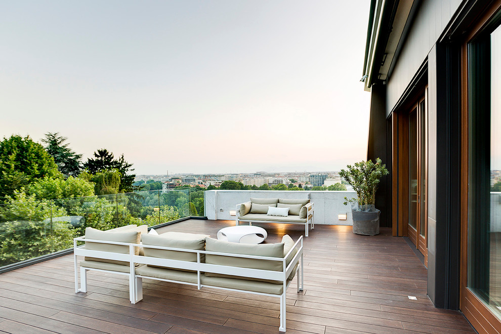 Inspiration for a contemporary deck in Turin.