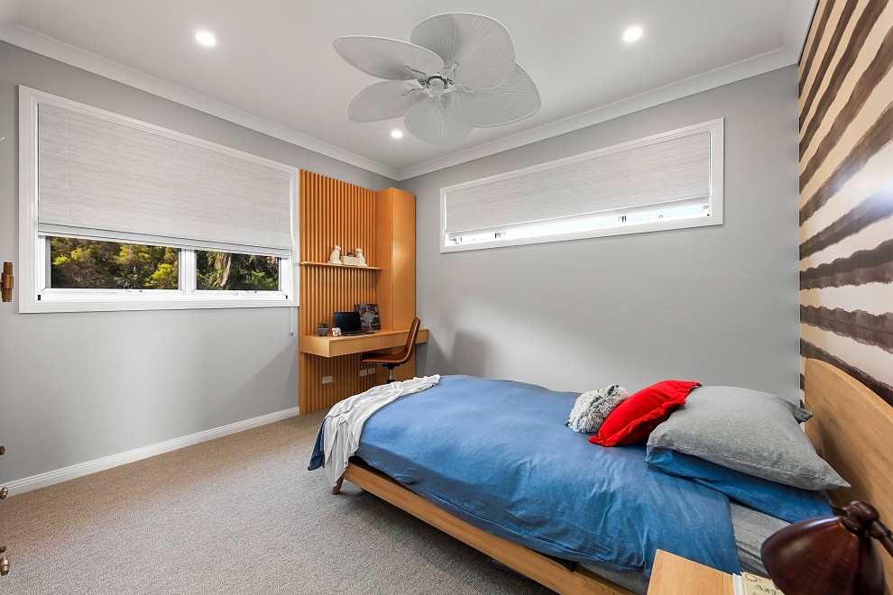 На фото: спальня среднего размера в восточном стиле с серыми стенами, ковровым покрытием, серым полом и обоями на стенах с
