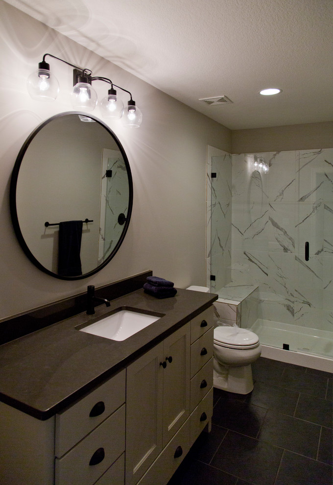 Photo of a mid-sized contemporary master bathroom in Kansas City with shaker cabinets, grey cabinets, grey walls, ceramic floors, an undermount sink, black floor and black benchtops.