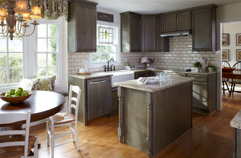 Traditional eat-in kitchen in Atlanta with subway tile splashback, a farmhouse sink and granite benchtops.