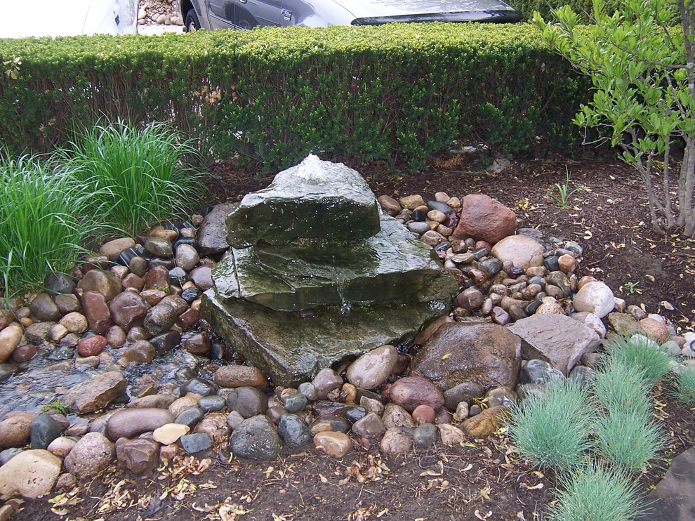 Свежая идея для дизайна: участок и сад на заднем дворе в стиле рустика с камнем в ландшафтном дизайне - отличное фото интерьера