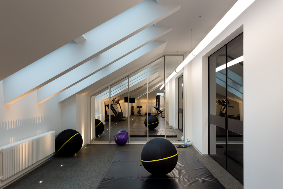 Спортивный зал - Загородный дом в посёлке Montevil - интерьеры