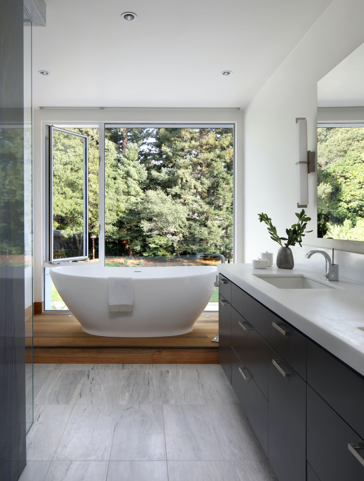 Esempio di una stanza da bagno padronale moderna di medie dimensioni con vasca freestanding