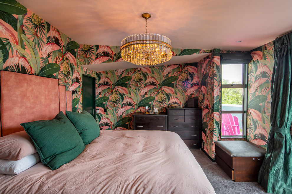ウェリントンにある中くらいなトロピカルスタイルのおしゃれな主寝室 (ピンクの壁、カーペット敷き、グレーの床、壁紙) のインテリア