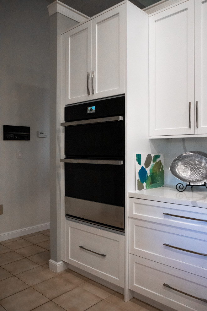 Inspiration for a transitional home design remodel in Miami