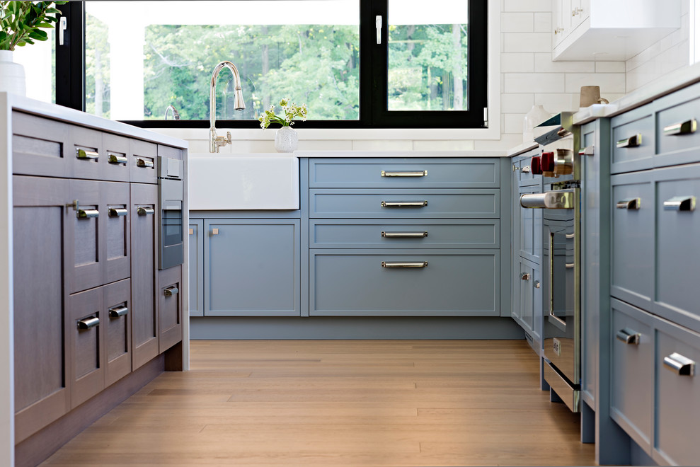 Kitchen - transitional kitchen idea in Toronto