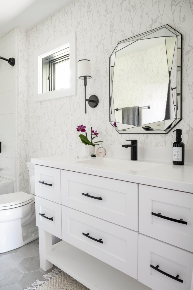 Идея дизайна: ванная комната в стиле неоклассика (современная классика) с белыми фасадами, душем над ванной и тумбой под одну раковину