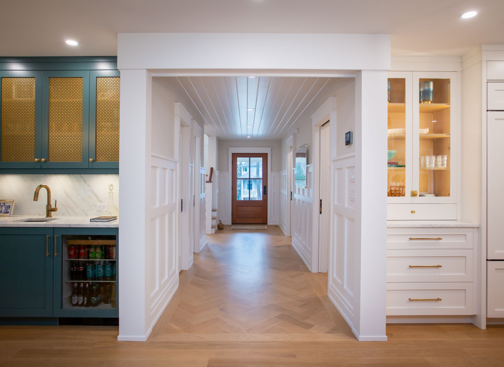 Foyer mit braunem Holzboden, brauner Haustür und Holzdielendecke in Sonstige