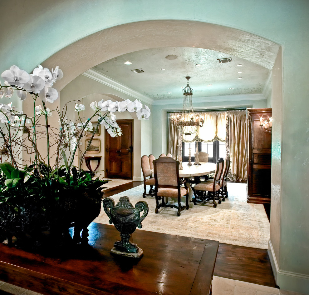 Example of a tuscan home design design in Houston