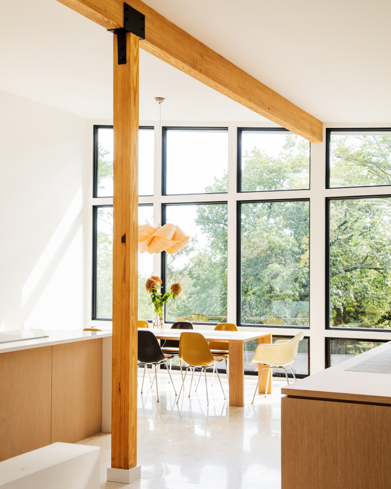 На фото: кухня-столовая в стиле ретро с белыми стенами, полом из керамогранита, белым полом и балками на потолке с