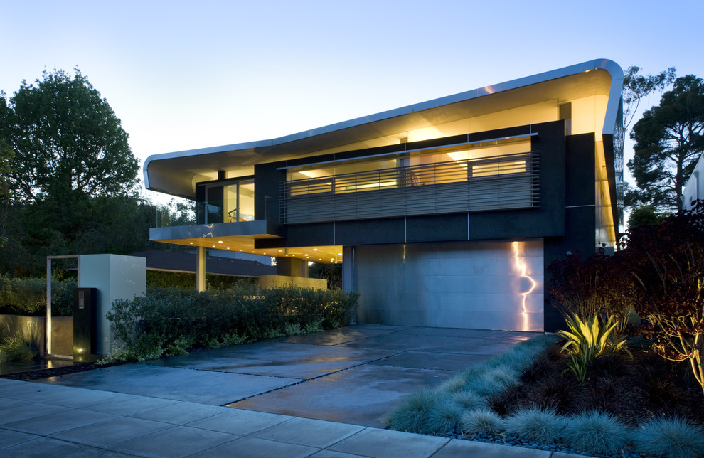 Photo of a mid-sized contemporary two-storey exterior in Los Angeles.